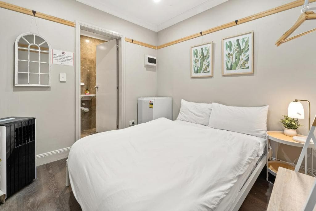 Double bedroom with private bathroom — Photo 1