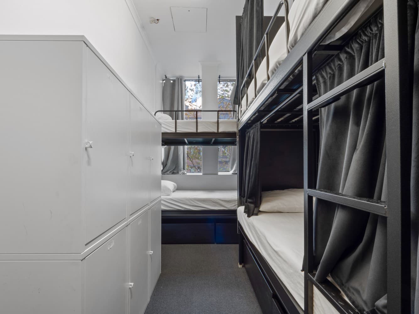 Mixed Pod 6 Beds Room with Shared Bathroom — Photo 1
