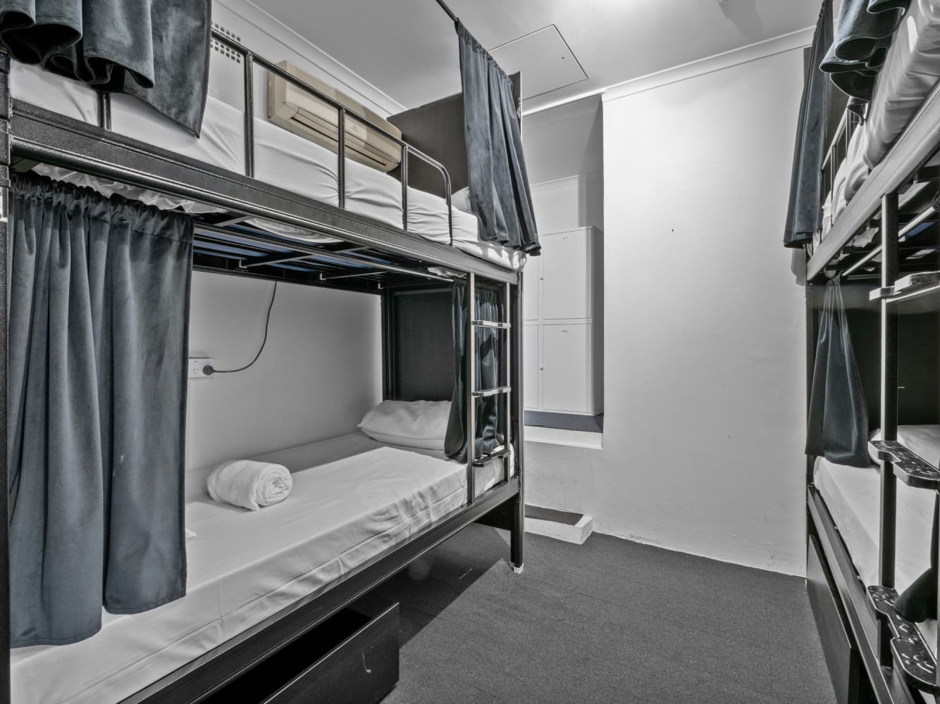 Mixed Pod 4 Beds Room with Shared Bathroom — Photo 1