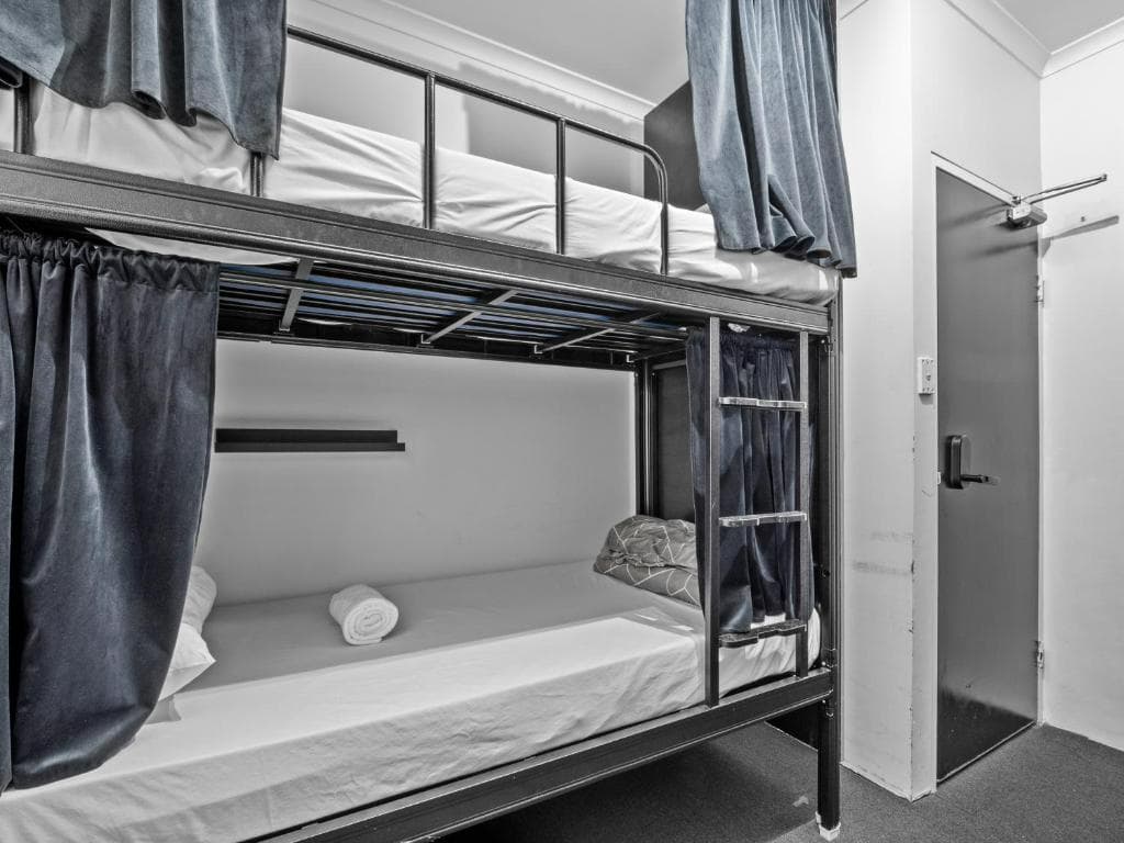 Mixed Pod 4 People Bedroom - Ensuite Bathroom — Photo 3