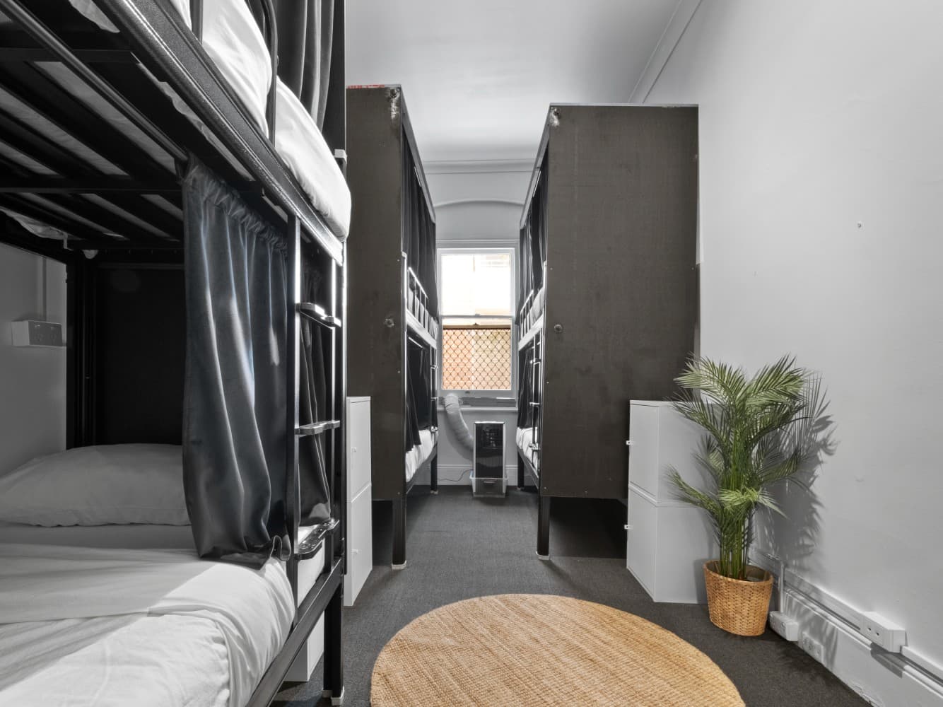 Mixed POD En-suite Bathroom -6 people Bedroom — Photo 1