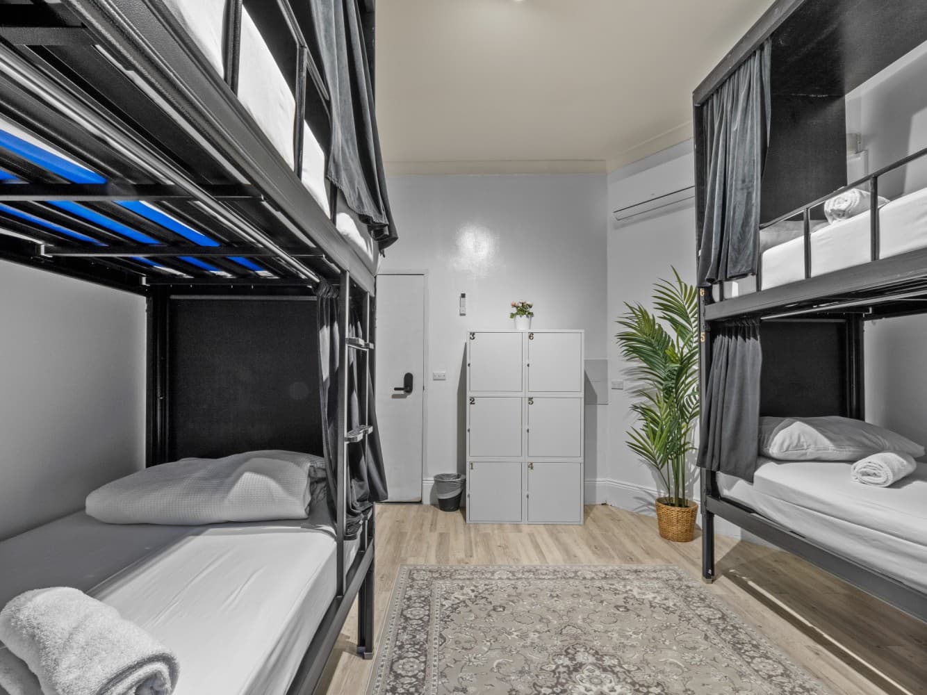 Mixed POD Shared Bathroom - 8 people Bedroom — Photo 1