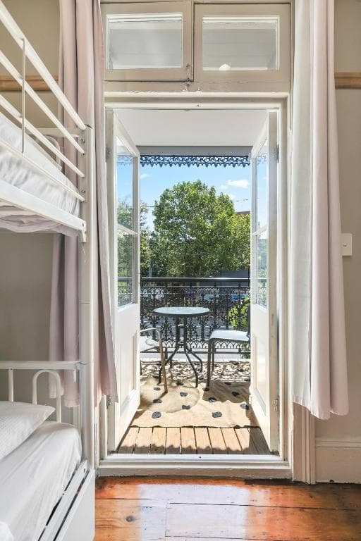 Private Room w/ balcony & shared bathroom — Photo 5