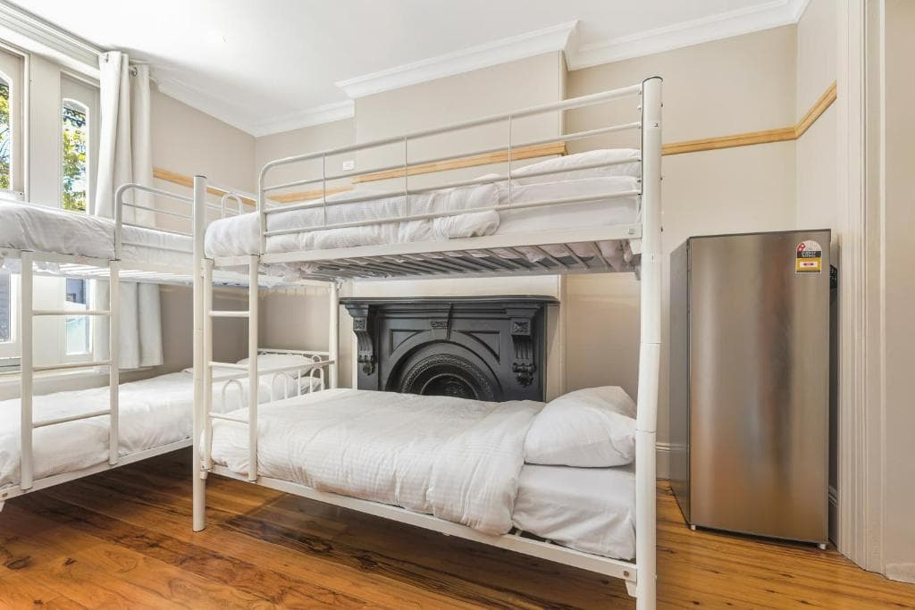 MIXED 6 Beds Ensuite Bathroom — Photo 4