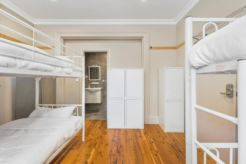 MIXED 6 Beds Ensuite Bathroom — Photo 3