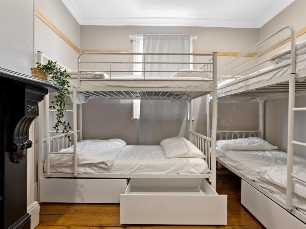 4 Beds Ensuite Bathroom (Female Only) room preview