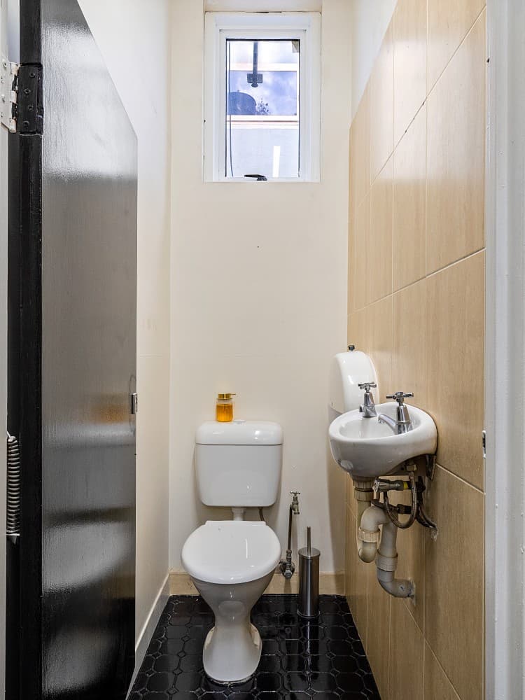 Mixed Pod Twin with Shared Bathroom — Photo 3