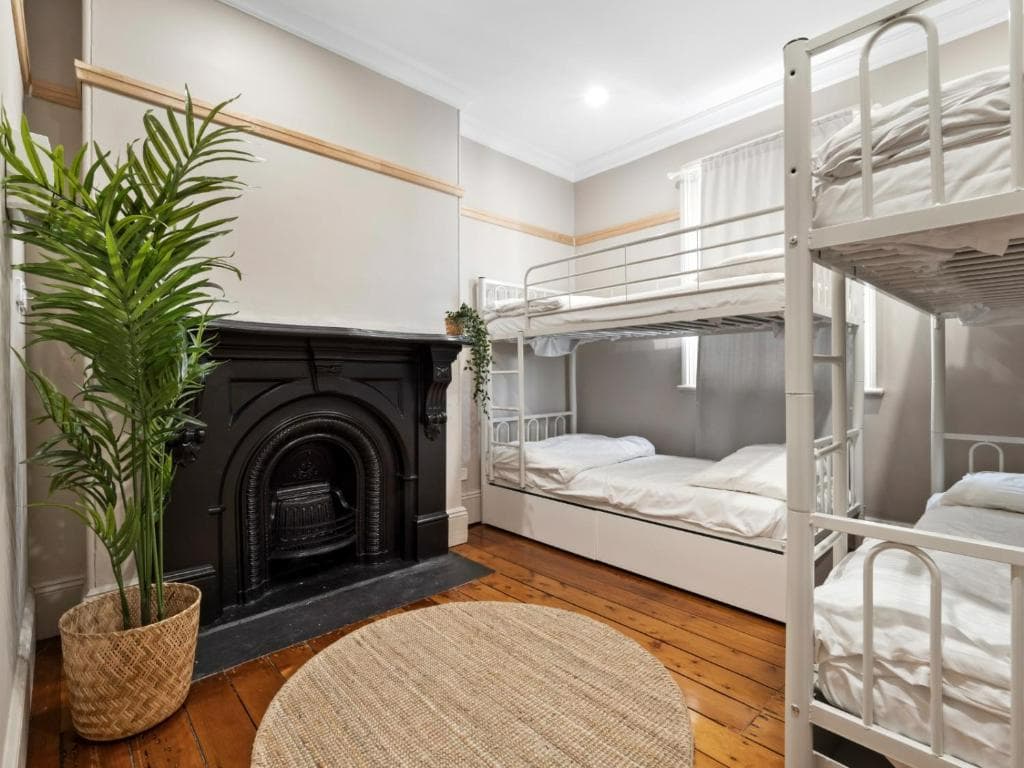 MIXED 4 Beds Shared Bathroom room preview