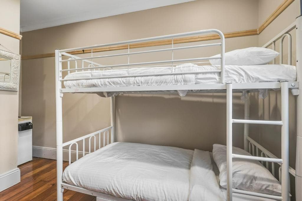 Mixed 2 Beds Shared — Photo 4