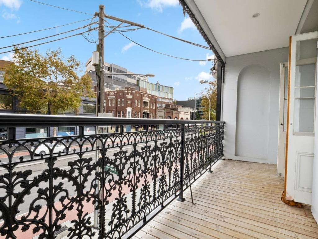 Mixed 2 Beds with Balcony (Shared Bathroom) — Photo 2