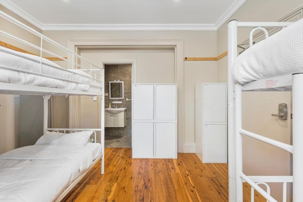 6 Beds Ensuite Bathroom (Female Only) — Photo 3