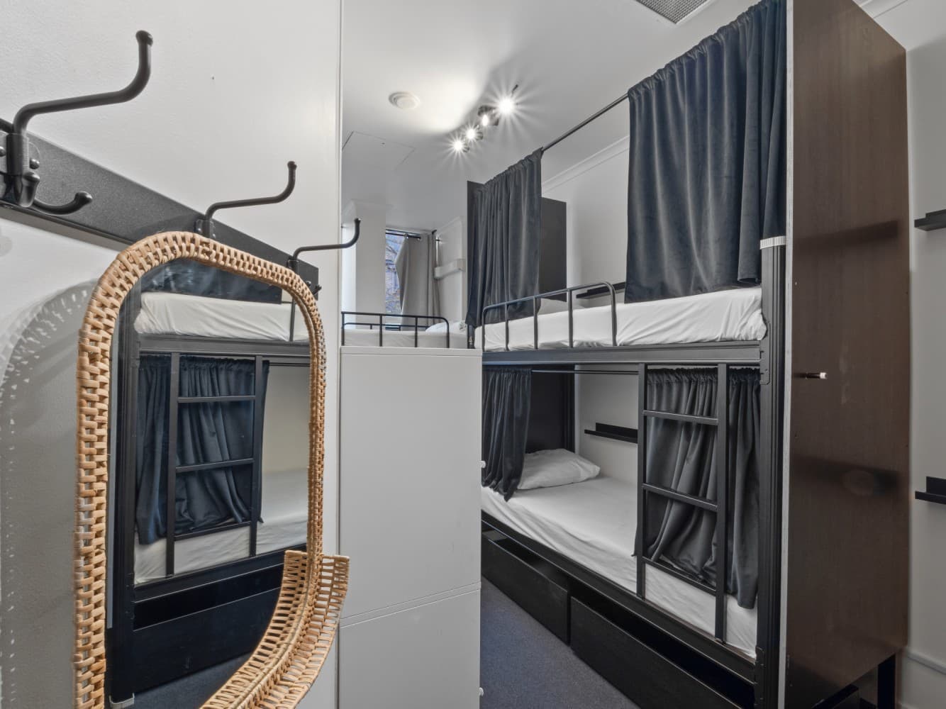 Female only Pod 6 Beds Room-Ensuite — Photo 1