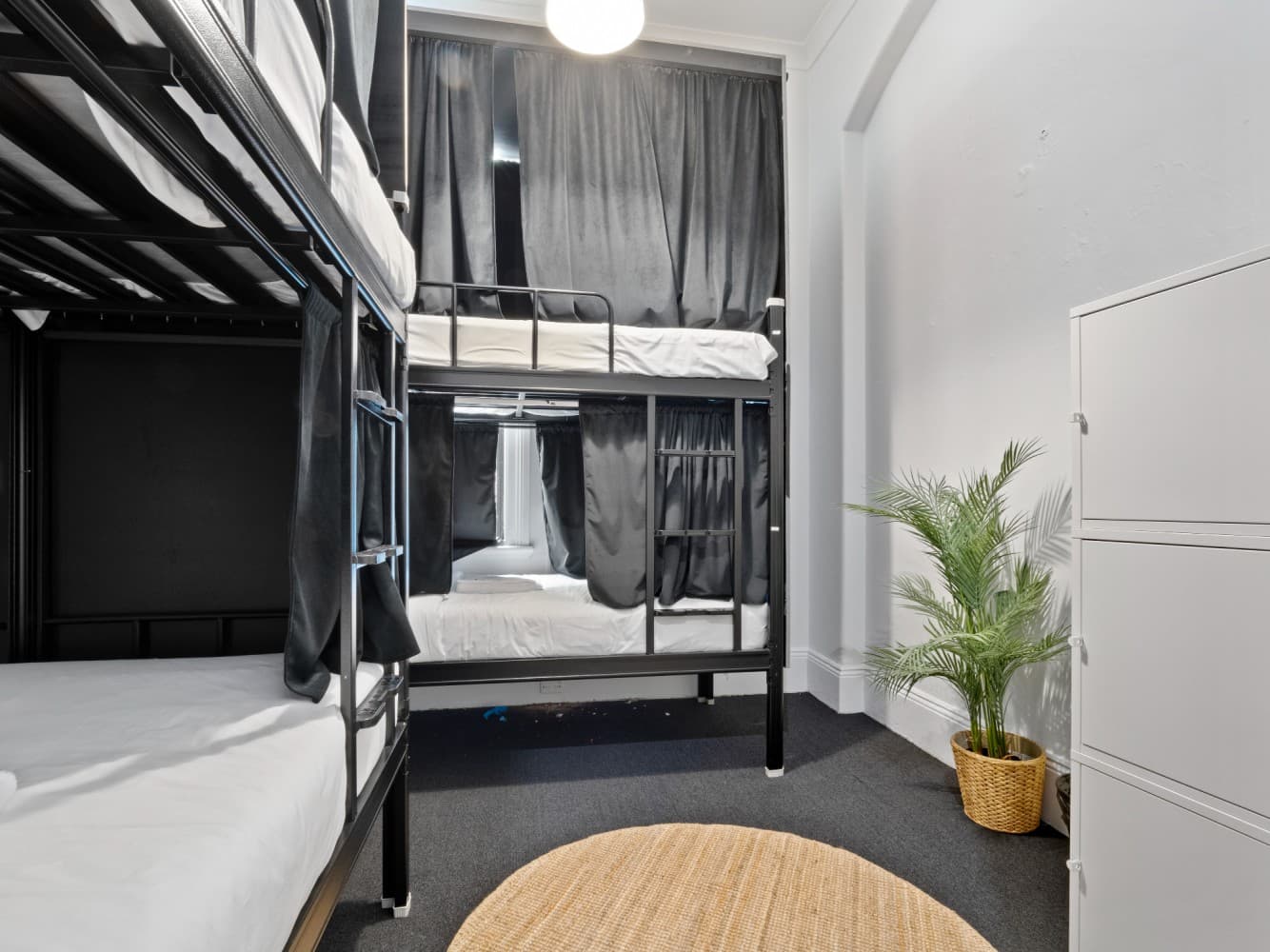 Mixed POD En-suite Bathroom- 4 people Bedroom — Photo 1