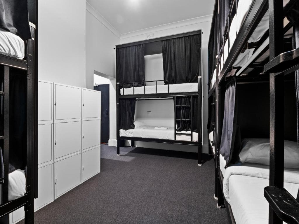 Mixed POD En-suite Bathroom -8 people Bedroom — Photo 3