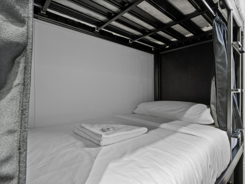 Mixed POD Shared Bathroom - 6 people Bedroom — Photo 2