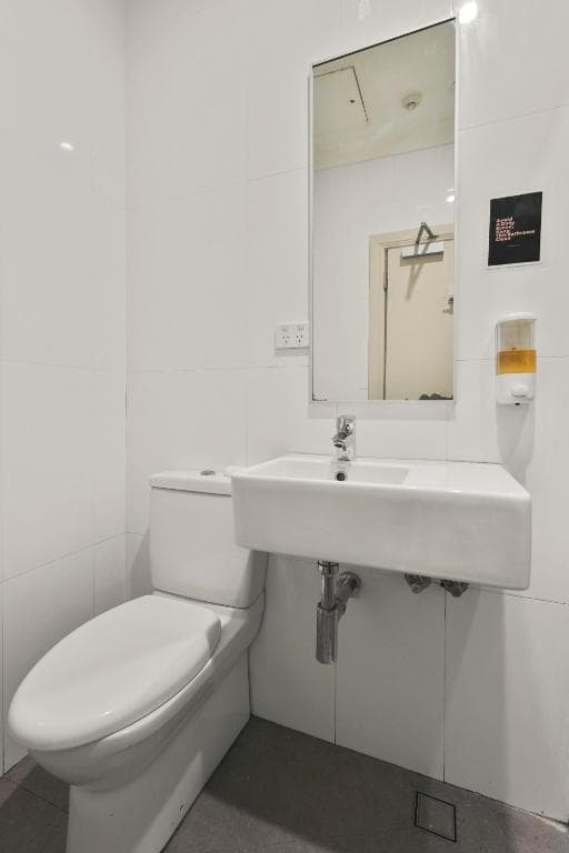 Mixed Pod Ensuite - LARGE ROOM — Photo 2