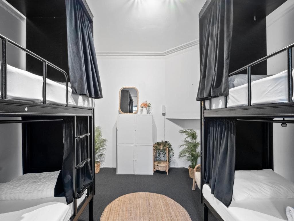 Potts Point MIXED POD ROOM - 4 people bedroom